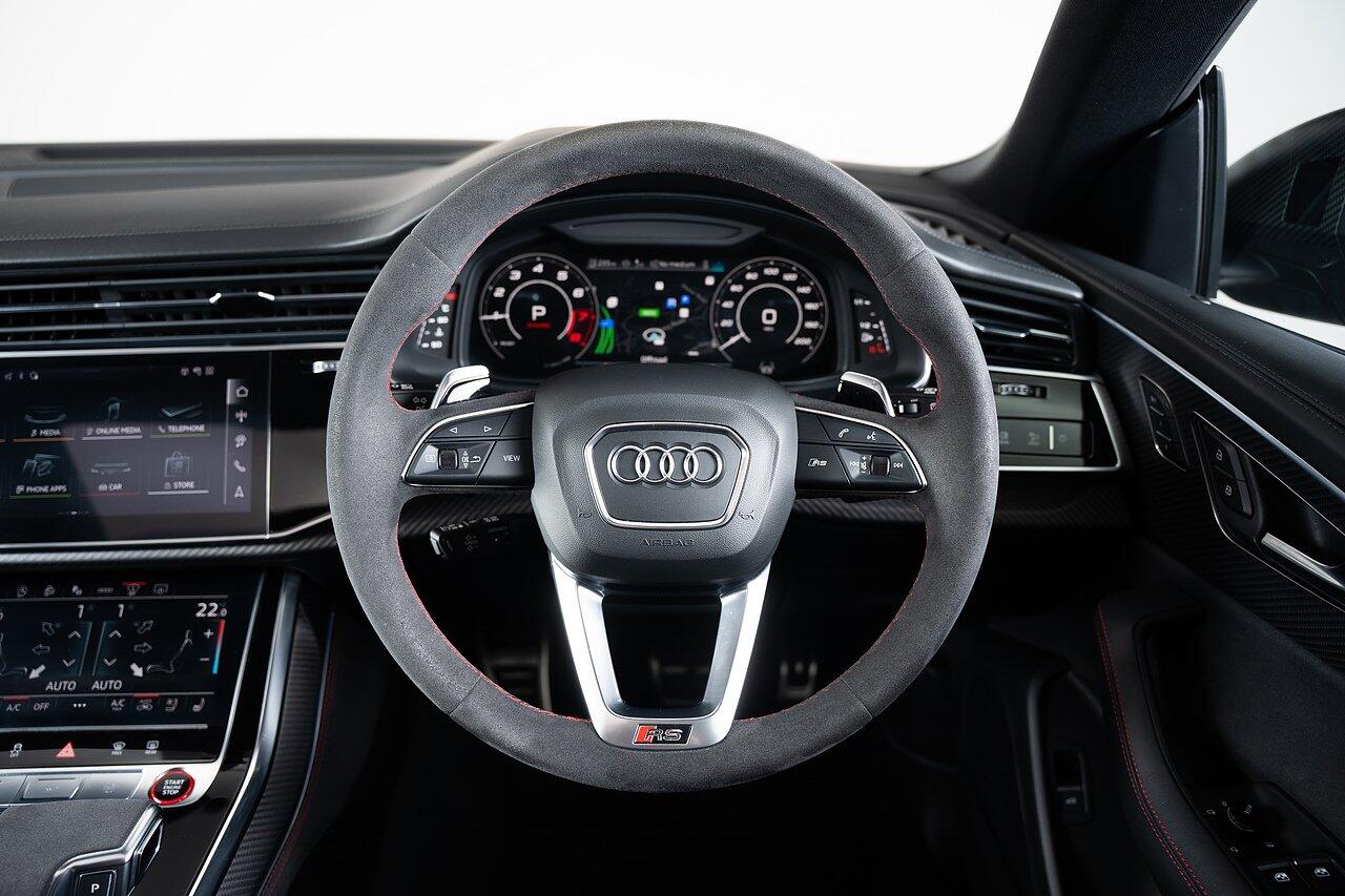 Audi RS Q8 view 19