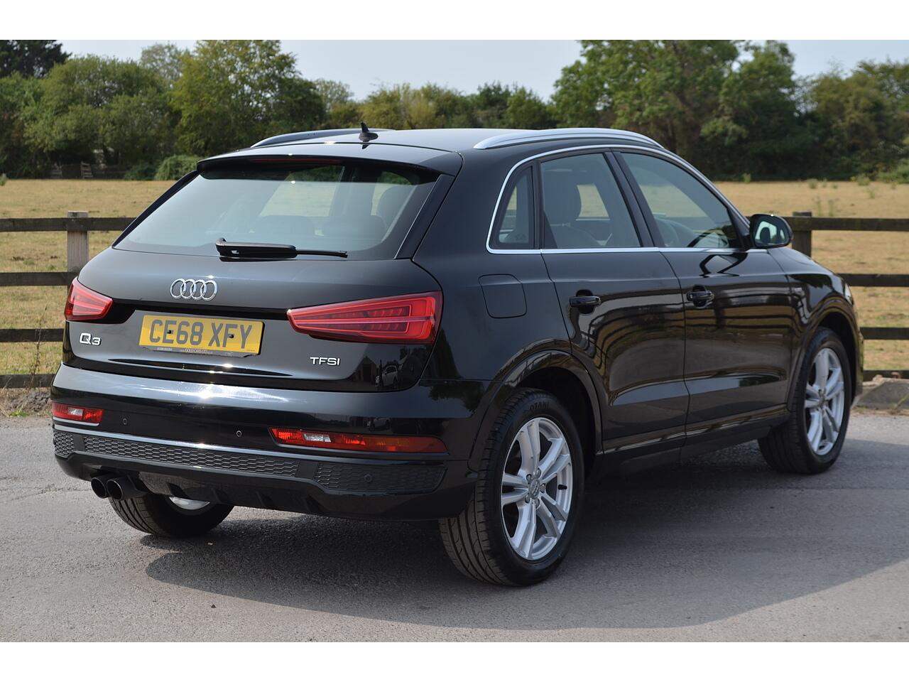 Audi Q3 view 9