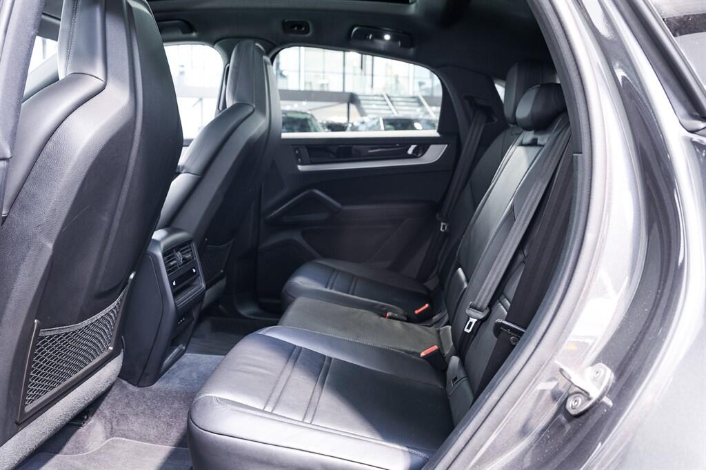 Porsche Cayenne view 19