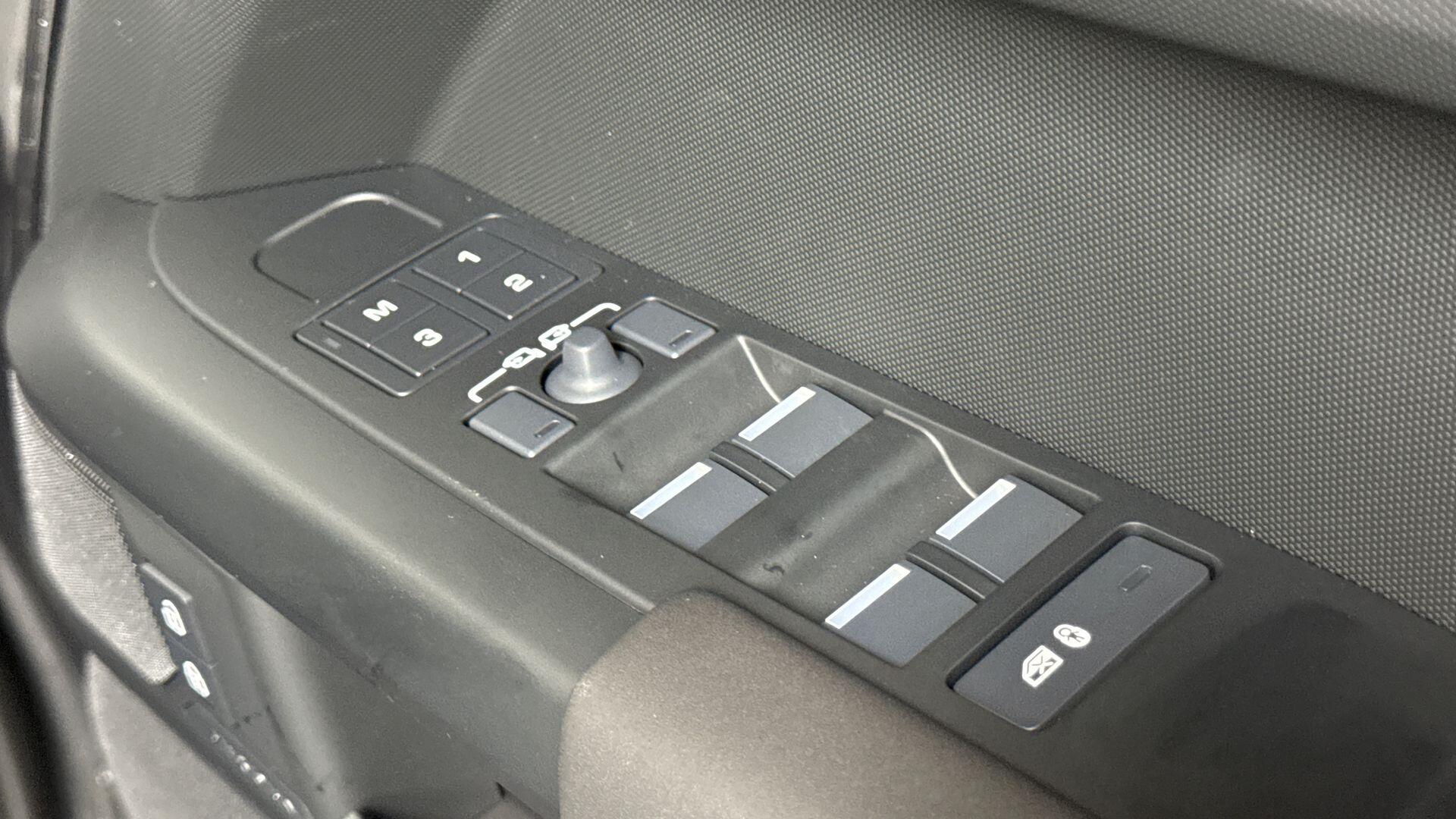 Land Rover Defender view 25