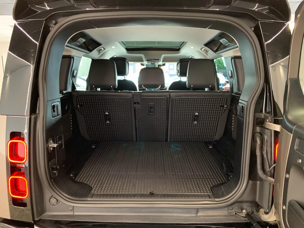 Land Rover Defender 110 view 29