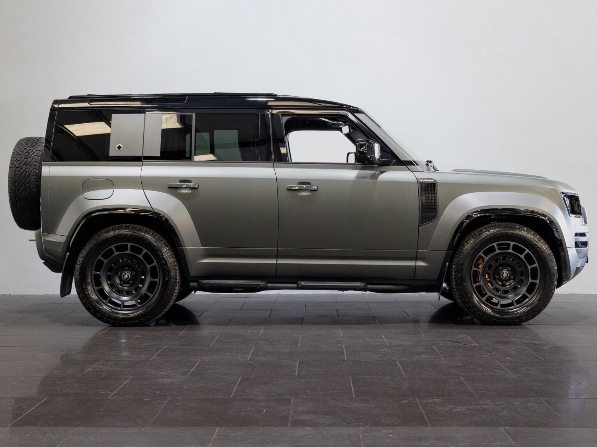Land Rover Defender 110 view 4