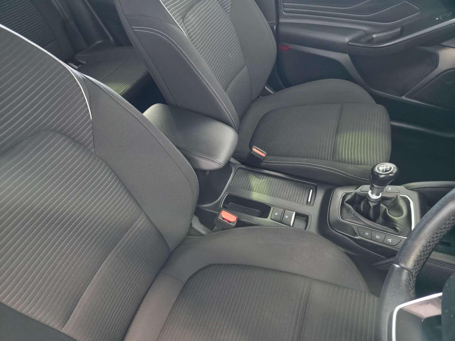 Ford Focus view 47
