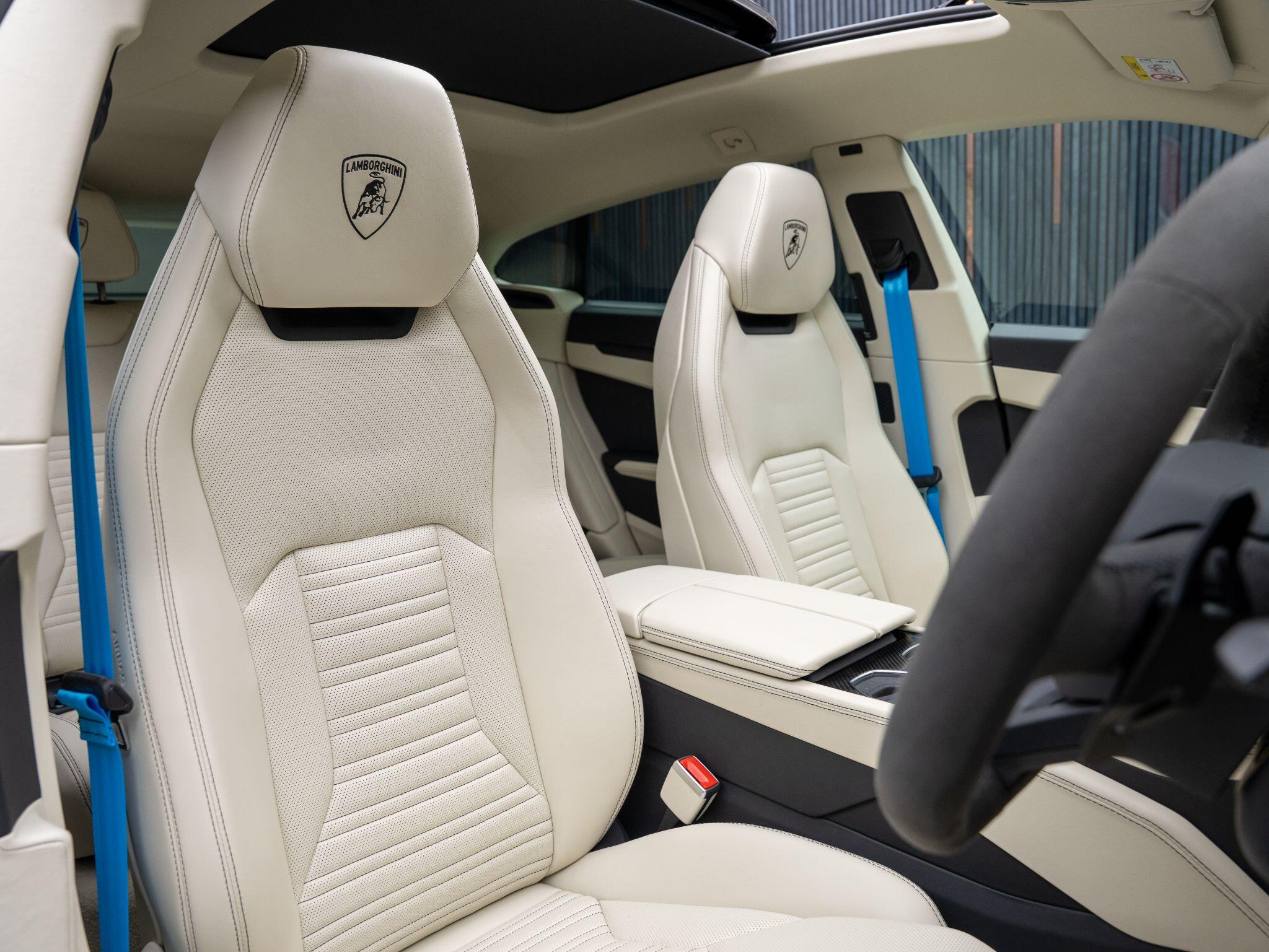 Lamborghini Urus view 2