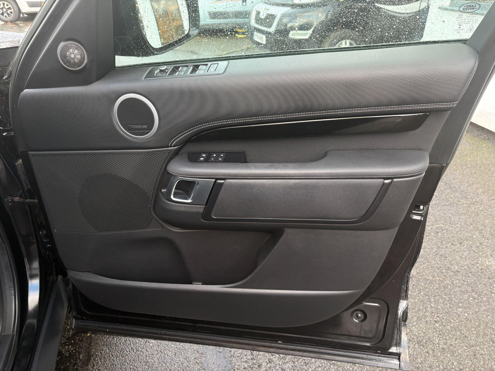 Land Rover Discovery 3 view 20