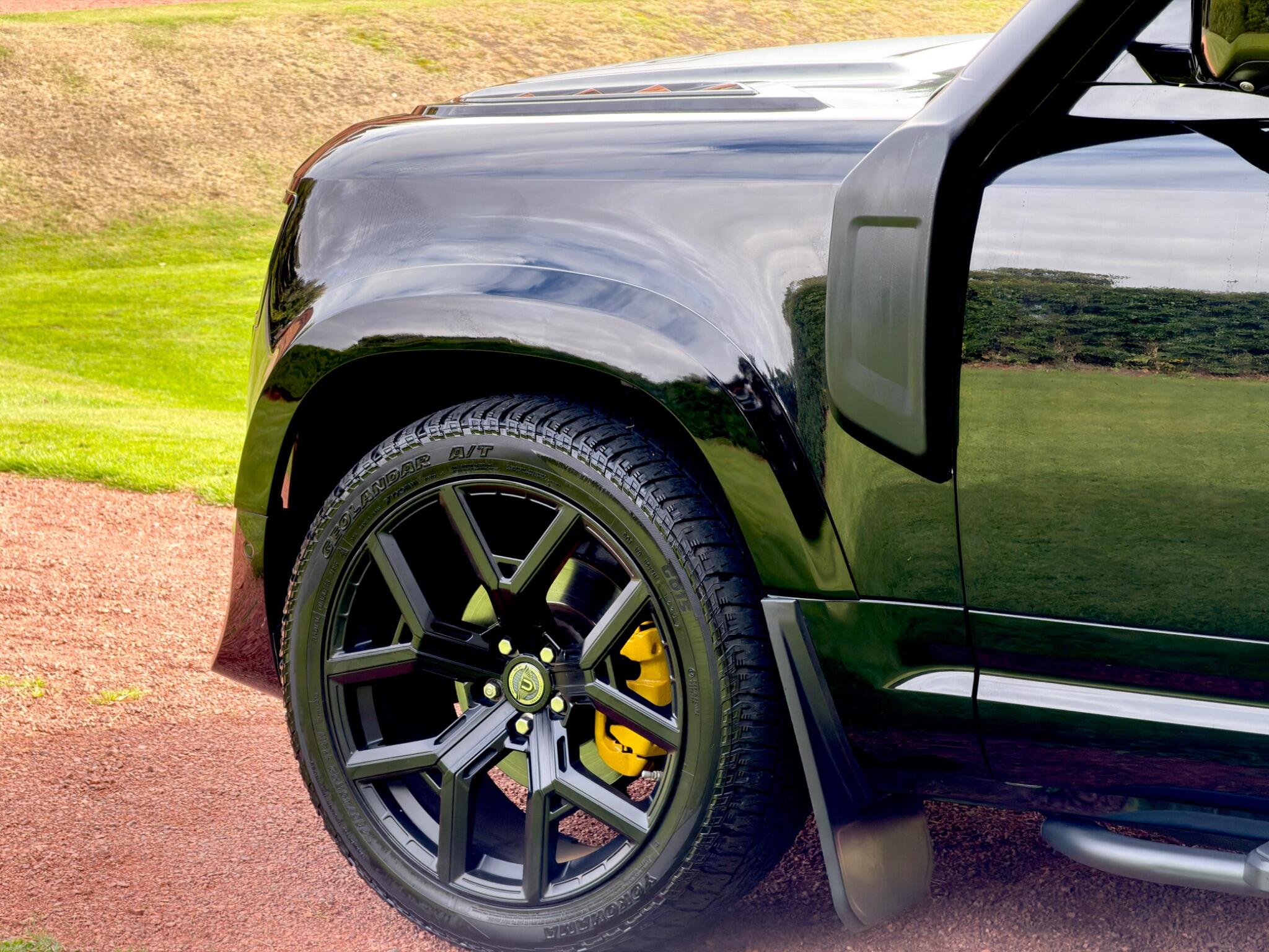 Land Rover Defender 110 view 22