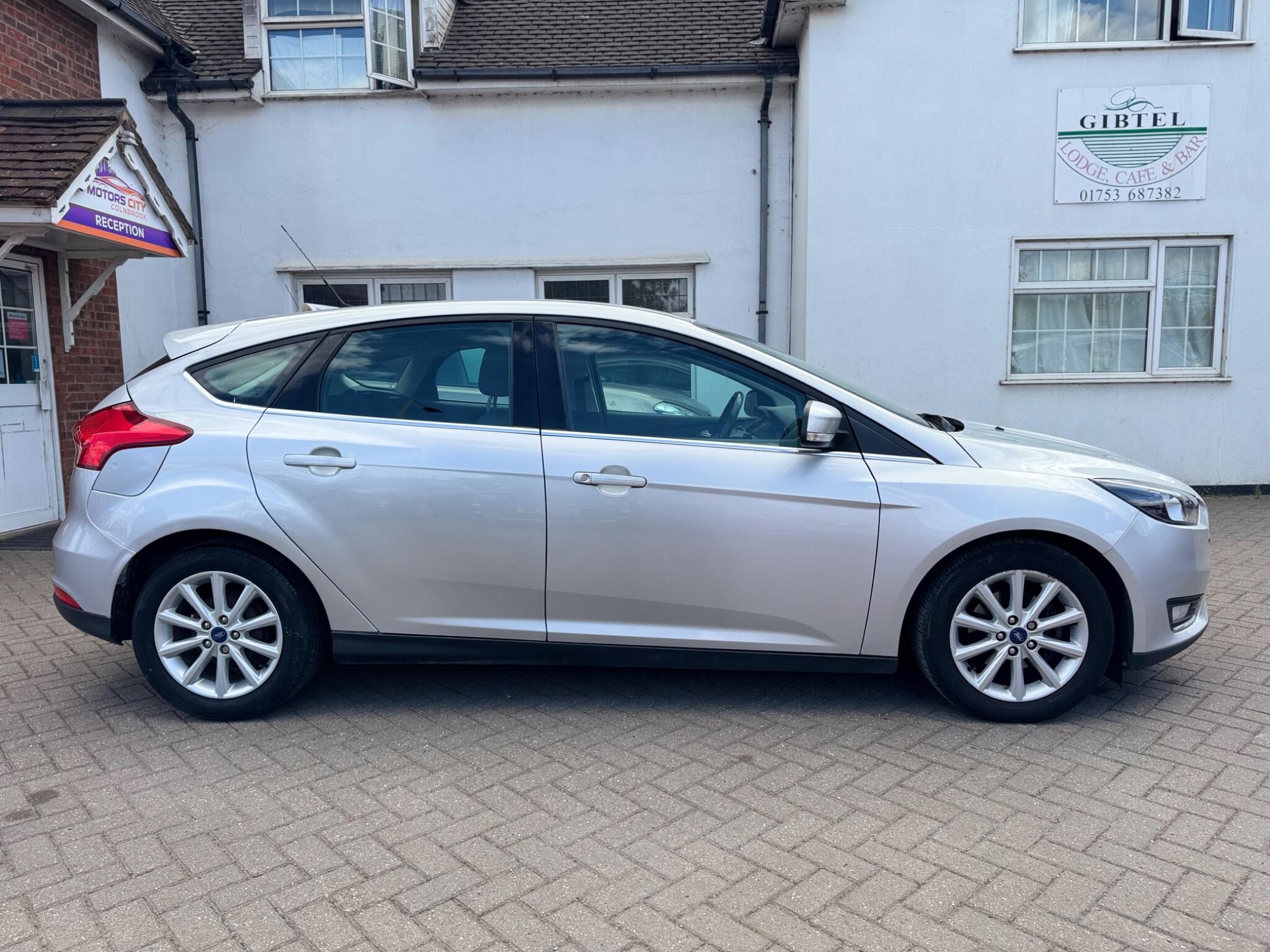 Ford Focus view 6