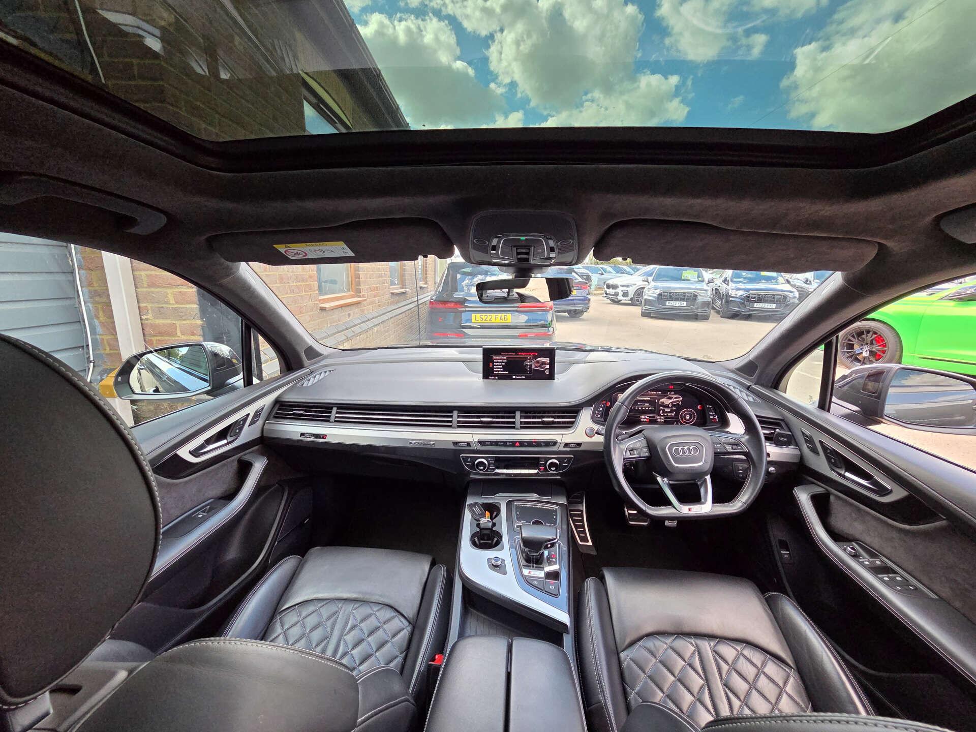 Audi SQ7 view 16