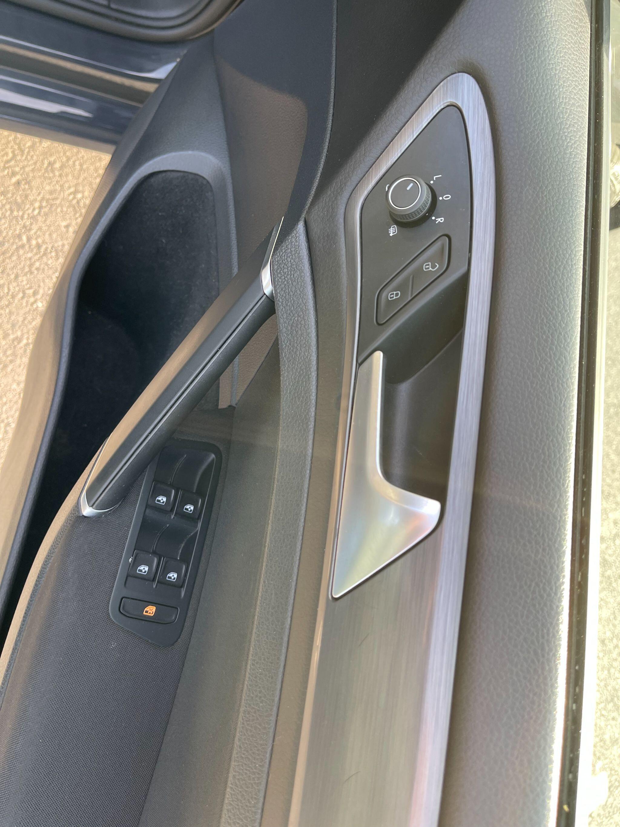 Volkswagen E-Golf view 38