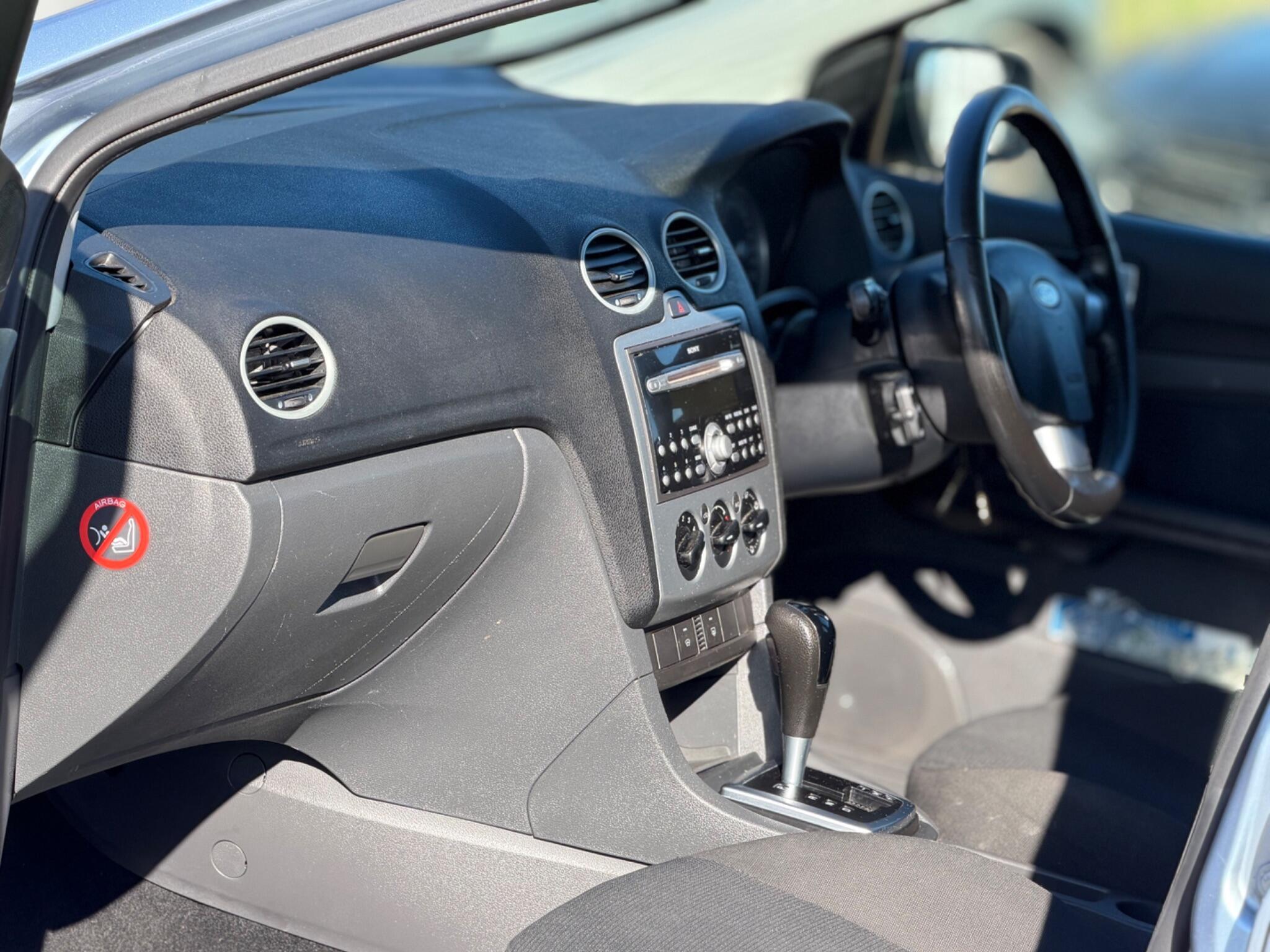 2006 Ford Focus 1.6 Zetec Climate 5dr image 16