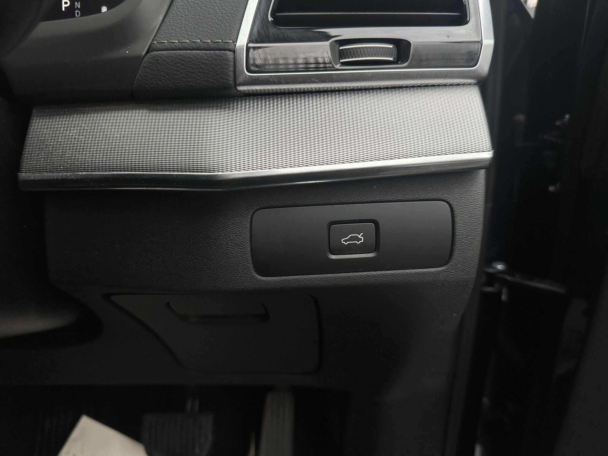 Volvo XC90 view 9