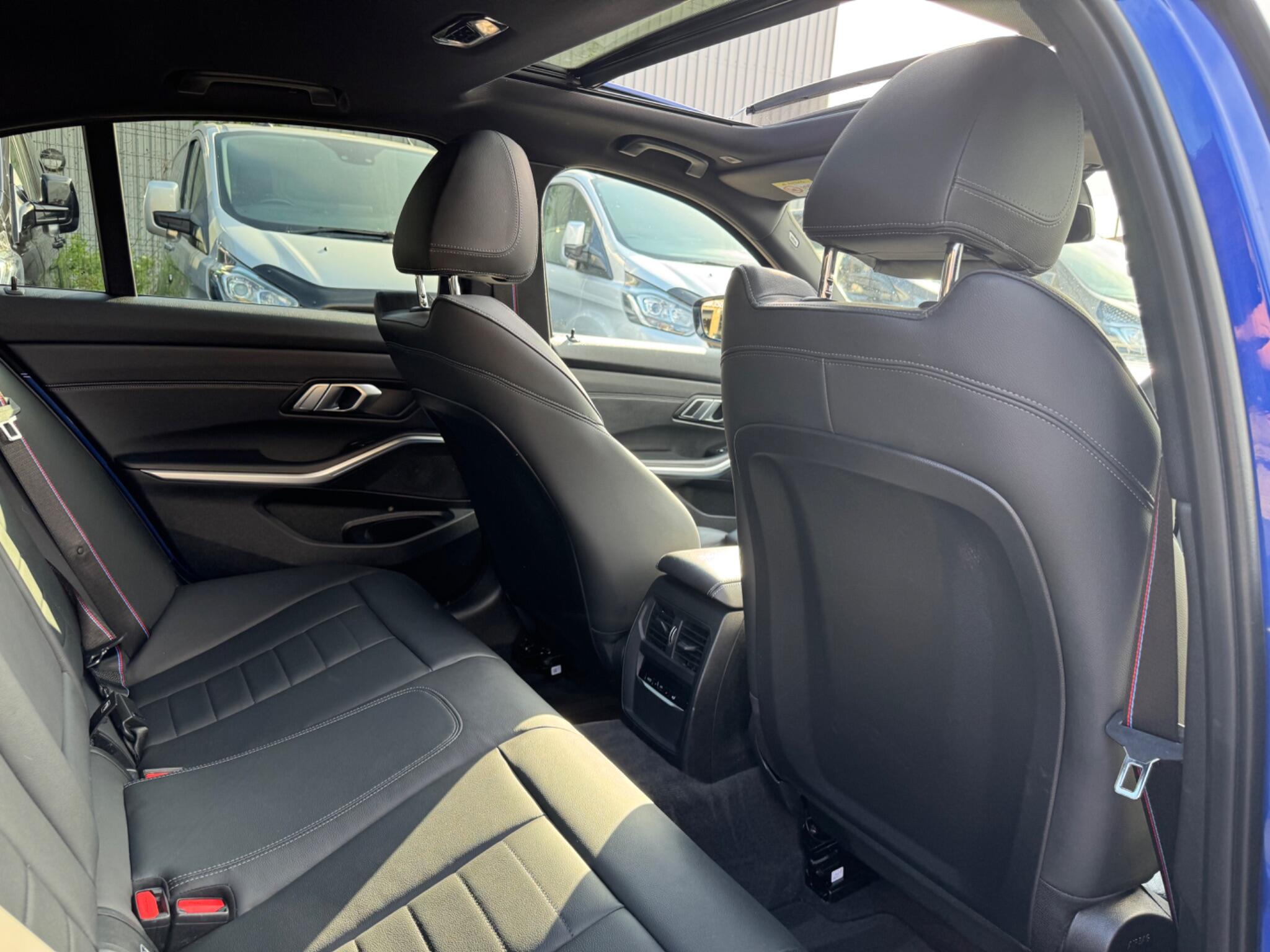 BMW 3 Series view 24