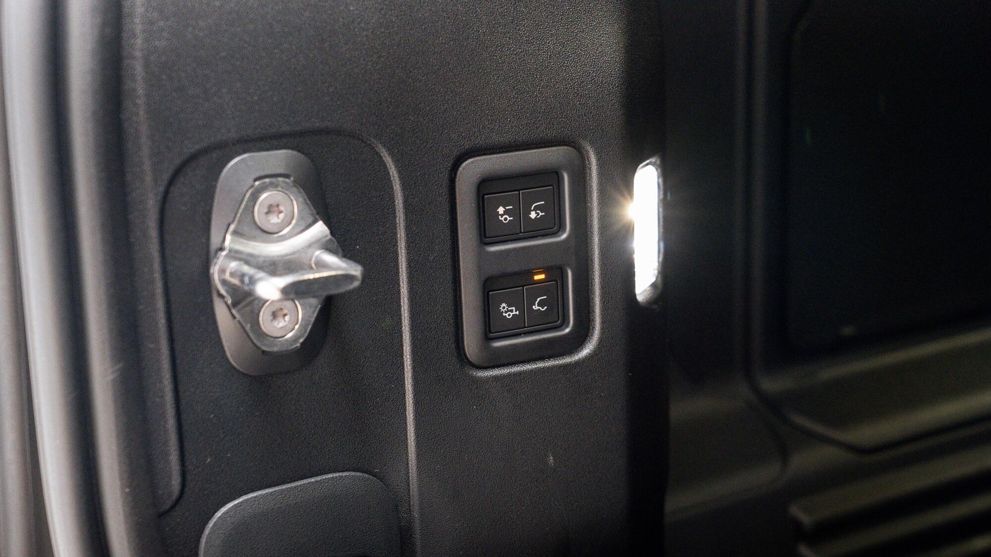 Land Rover Defender 110 view 12