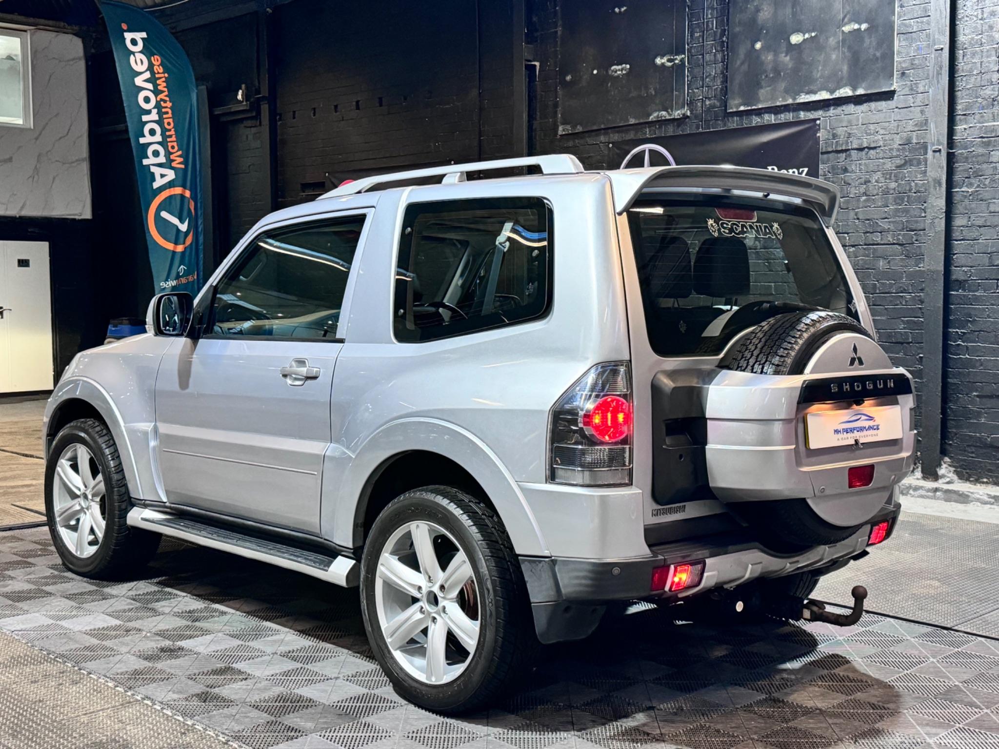 Mitsubishi Shogun view 11