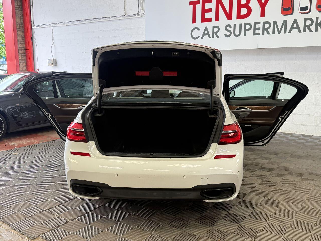 BMW 7 Series view 15