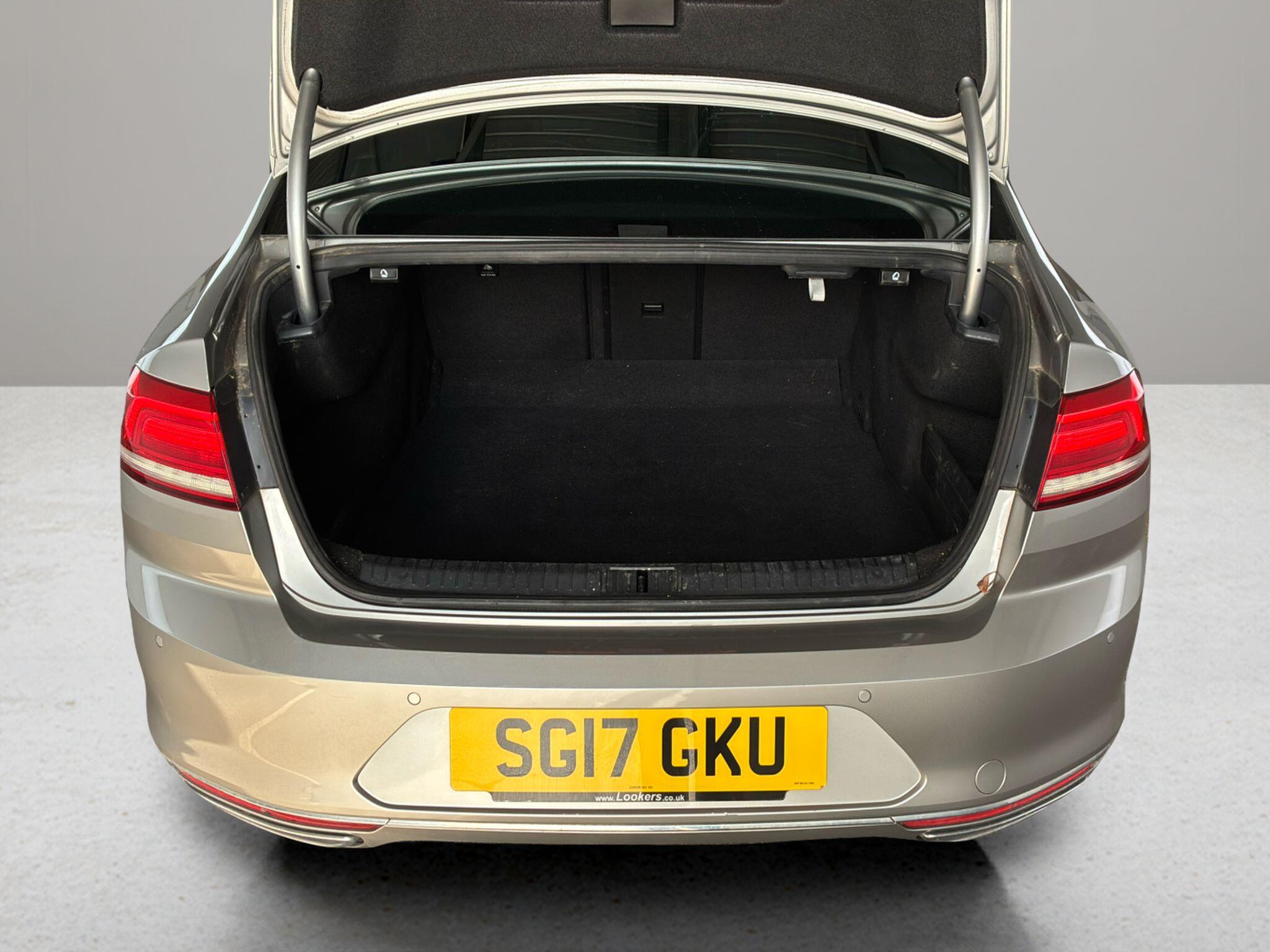 Volkswagen Passat view 12