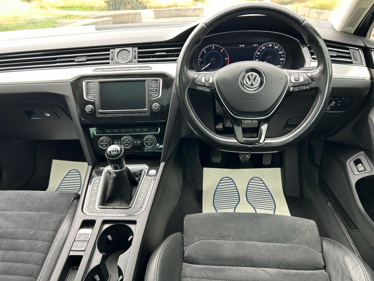Volkswagen Passat view 24