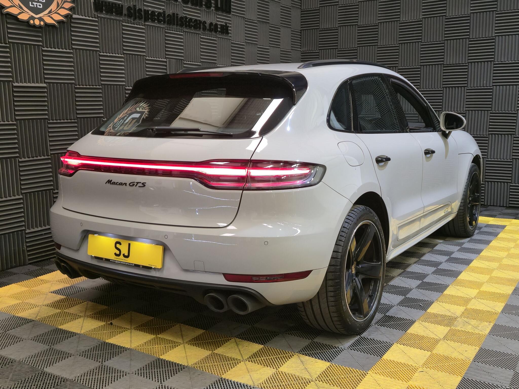 Porsche Macan view 25