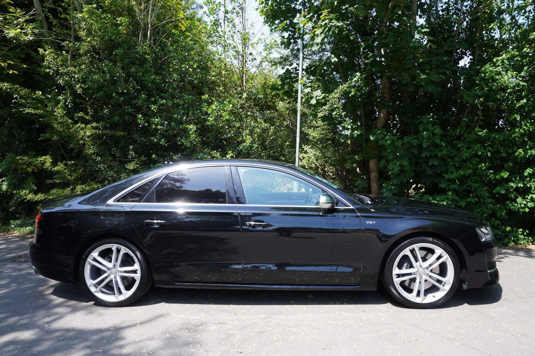 Audi S8 view 10