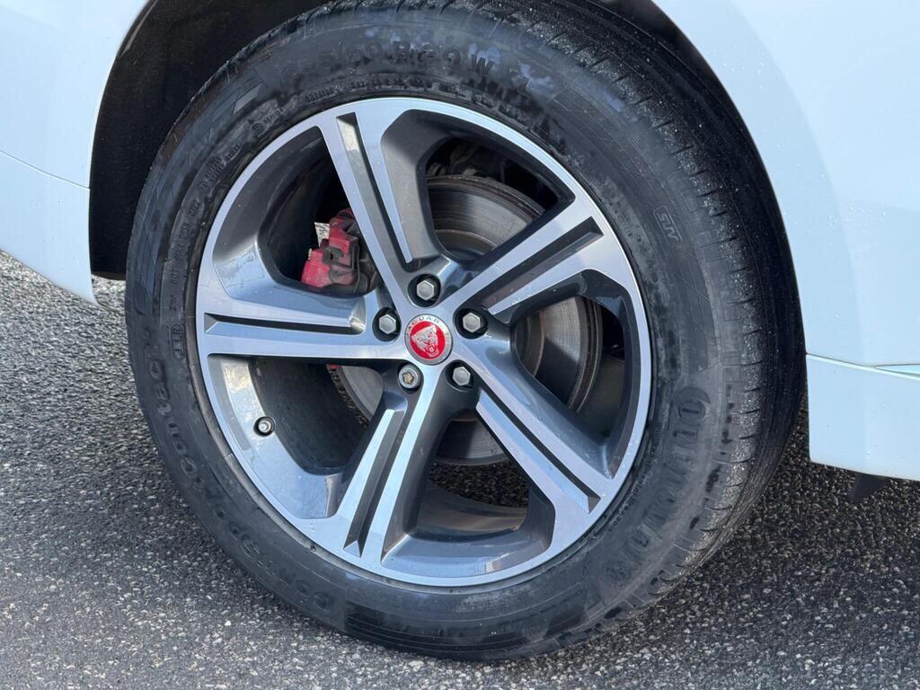 Jaguar F-Pace view 60