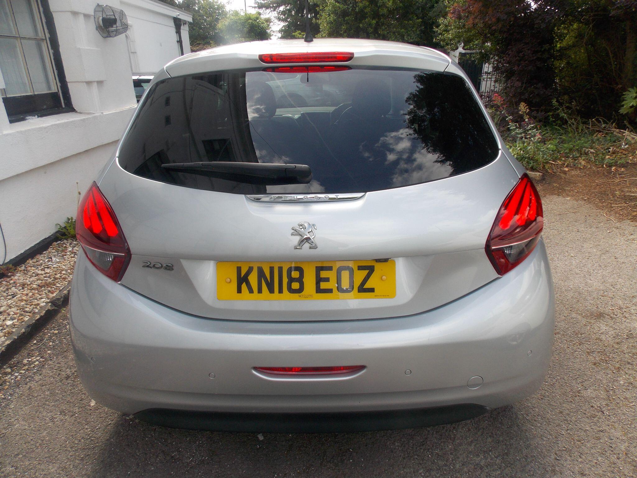 Peugeot 208 view 9