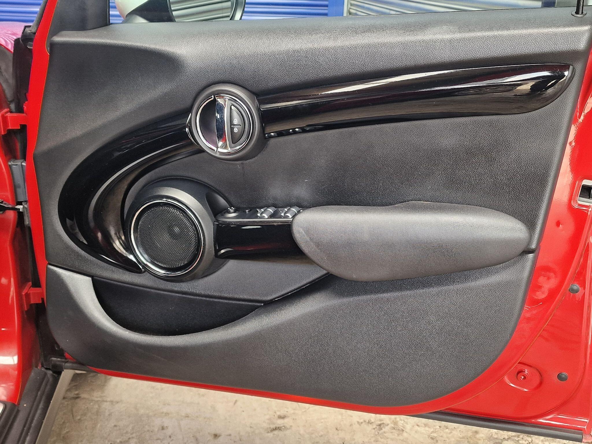 2015 MINI Hatch image 23