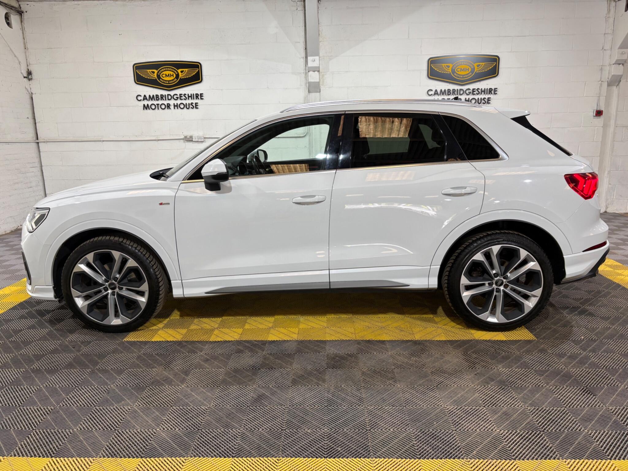 Audi Q3 view 10