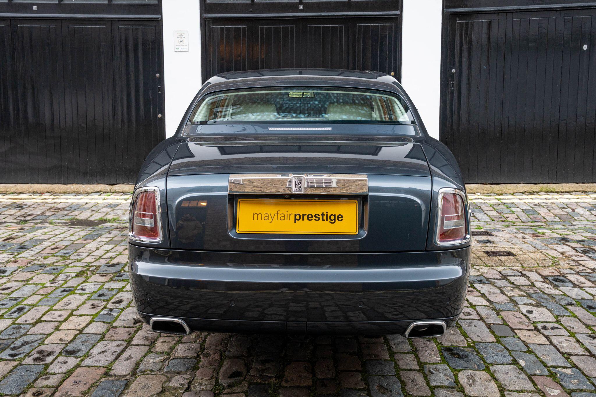 Rolls-Royce Phantom view 9