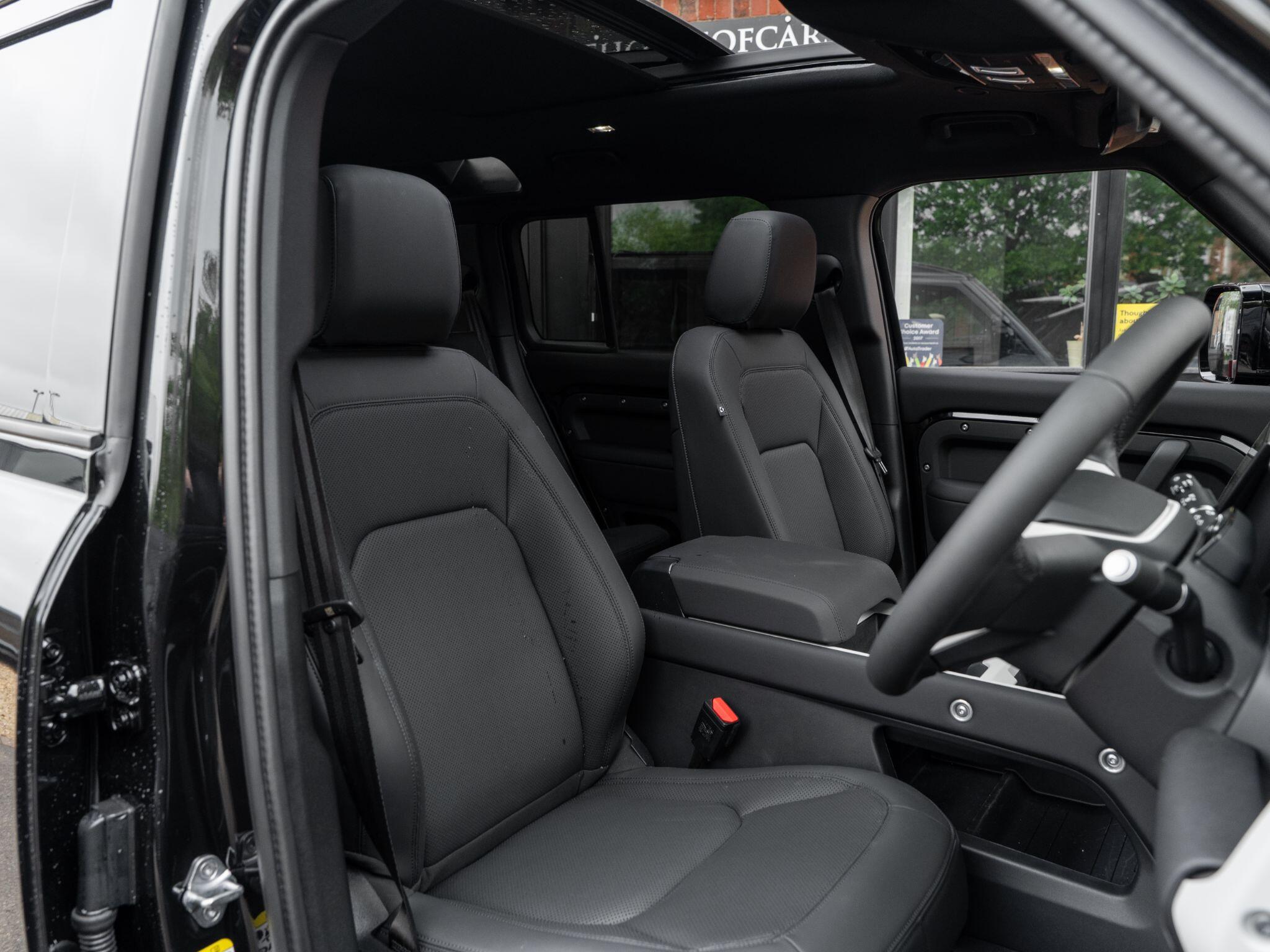 Land Rover Defender 110 view 41