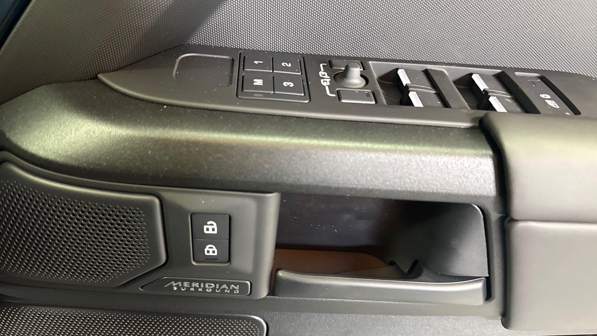 Land Rover Defender view 22