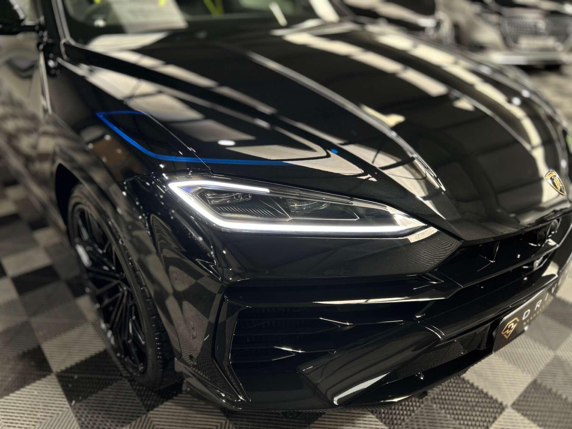 Lamborghini Urus view 7