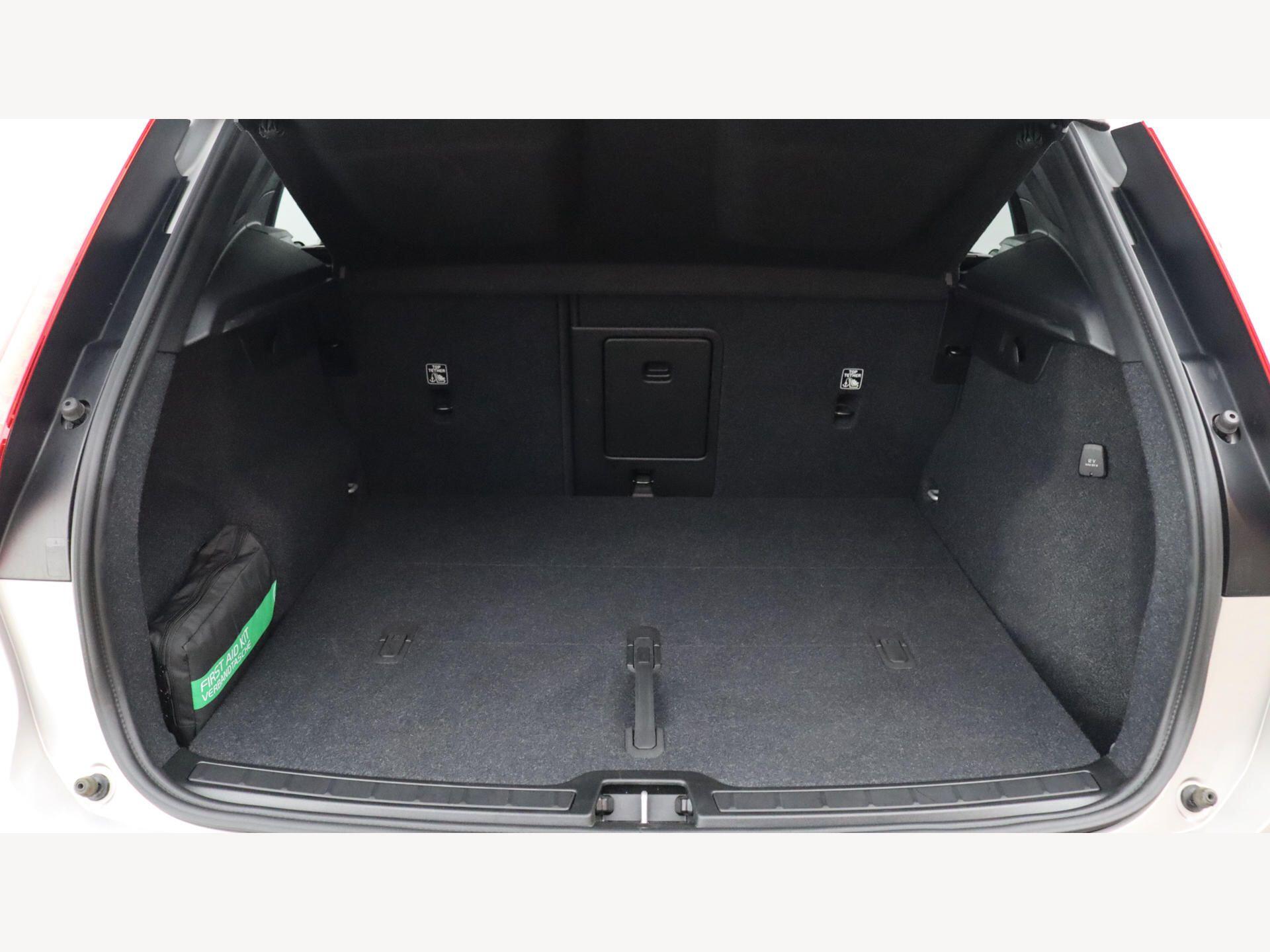 Volvo XC40 view 16