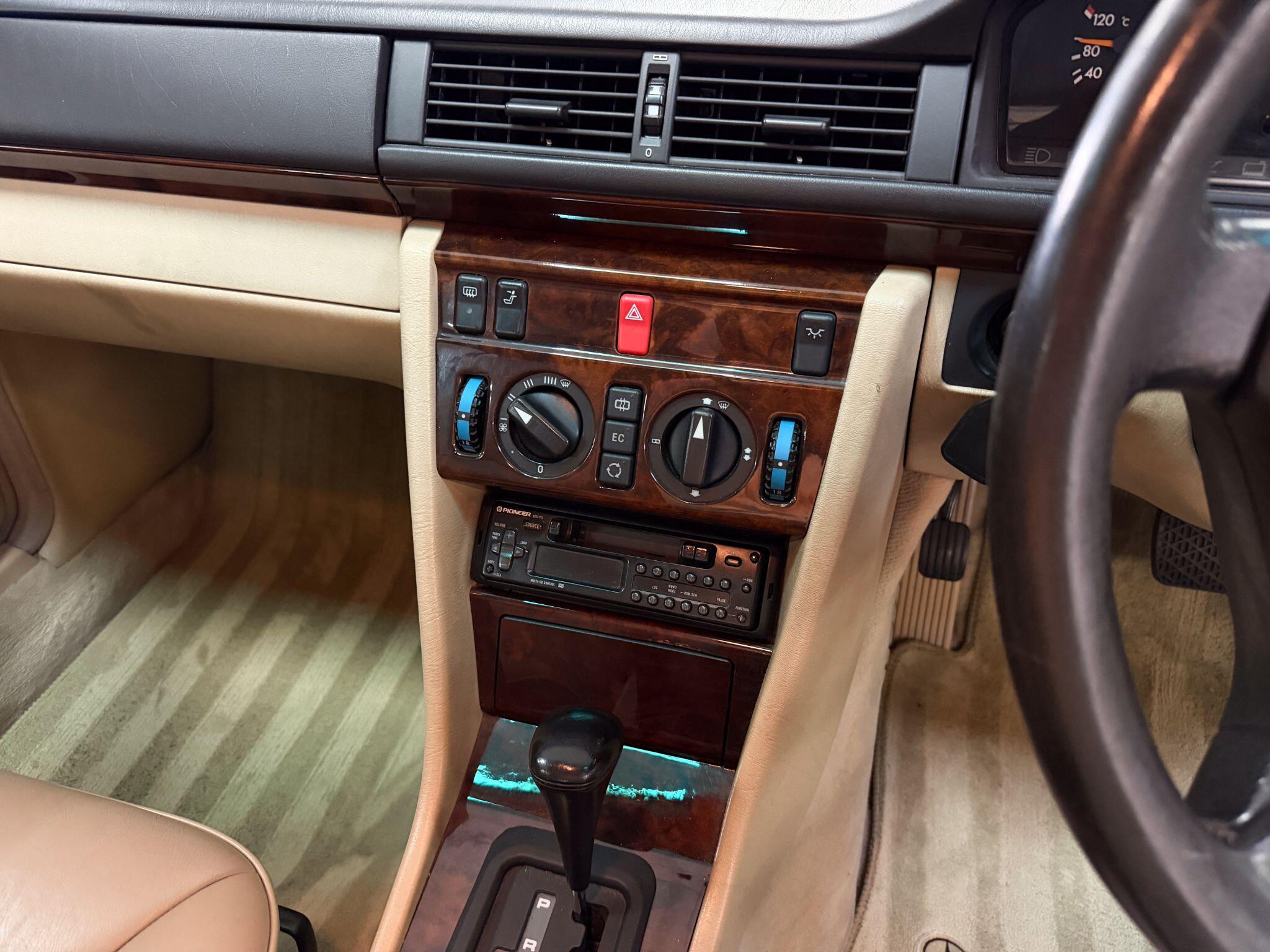 Mercedes-Benz E Class view 24