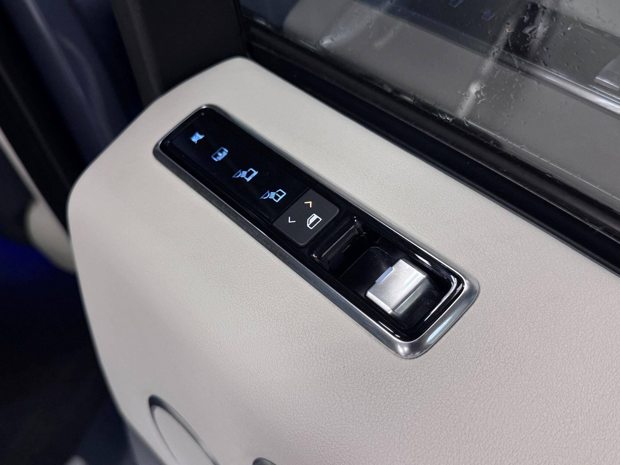 Land Rover Range Rover view 16
