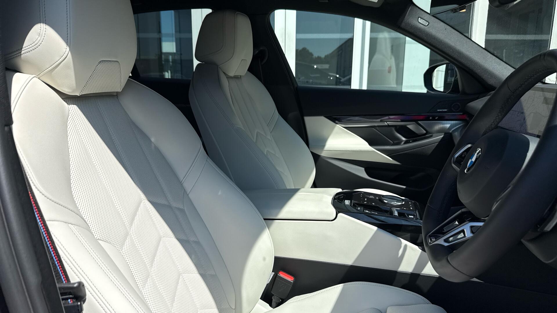 BMW 5 Series view 11