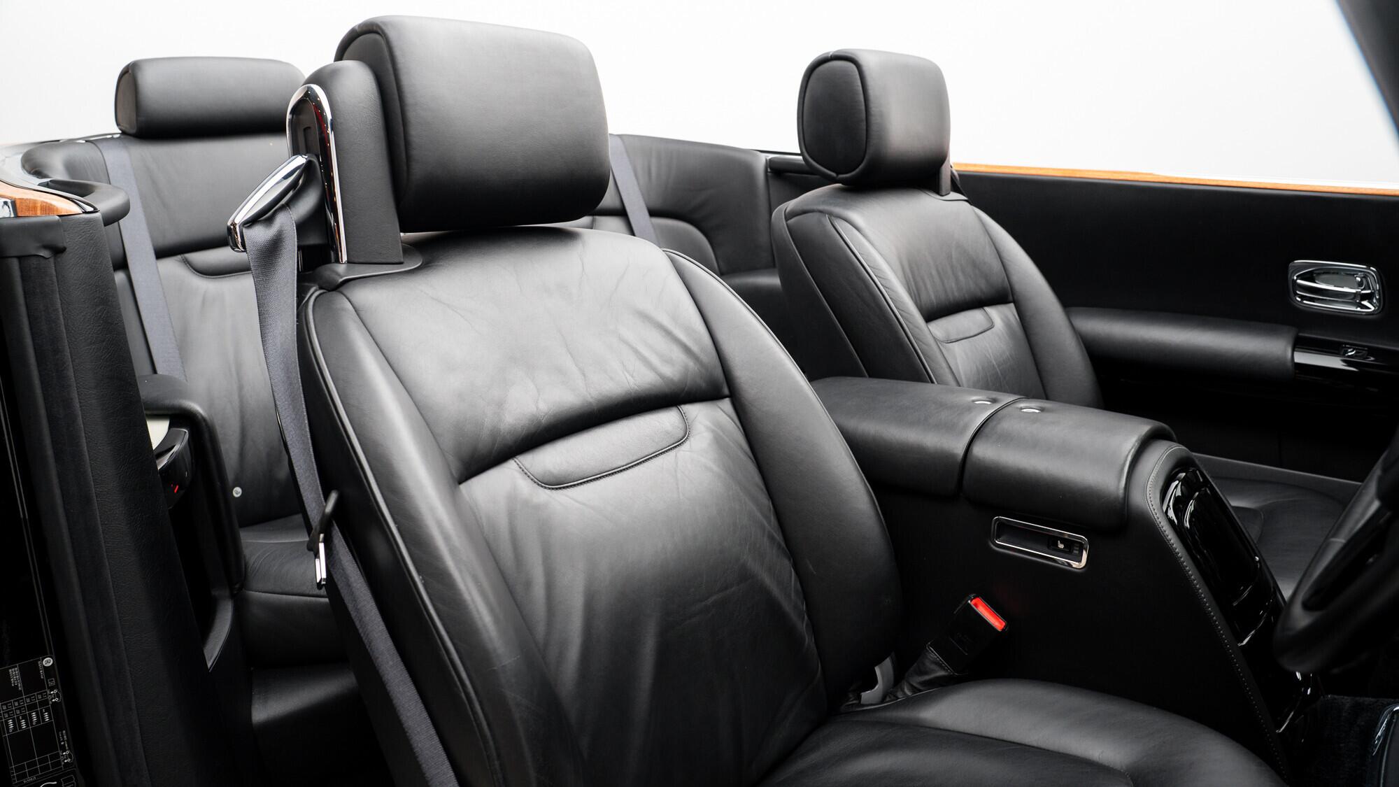 Rolls-Royce Phantom view 8