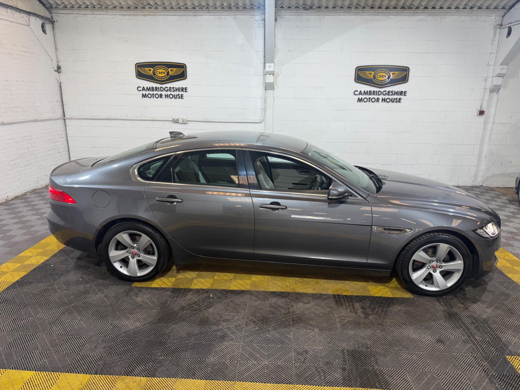 Jaguar XF view 13