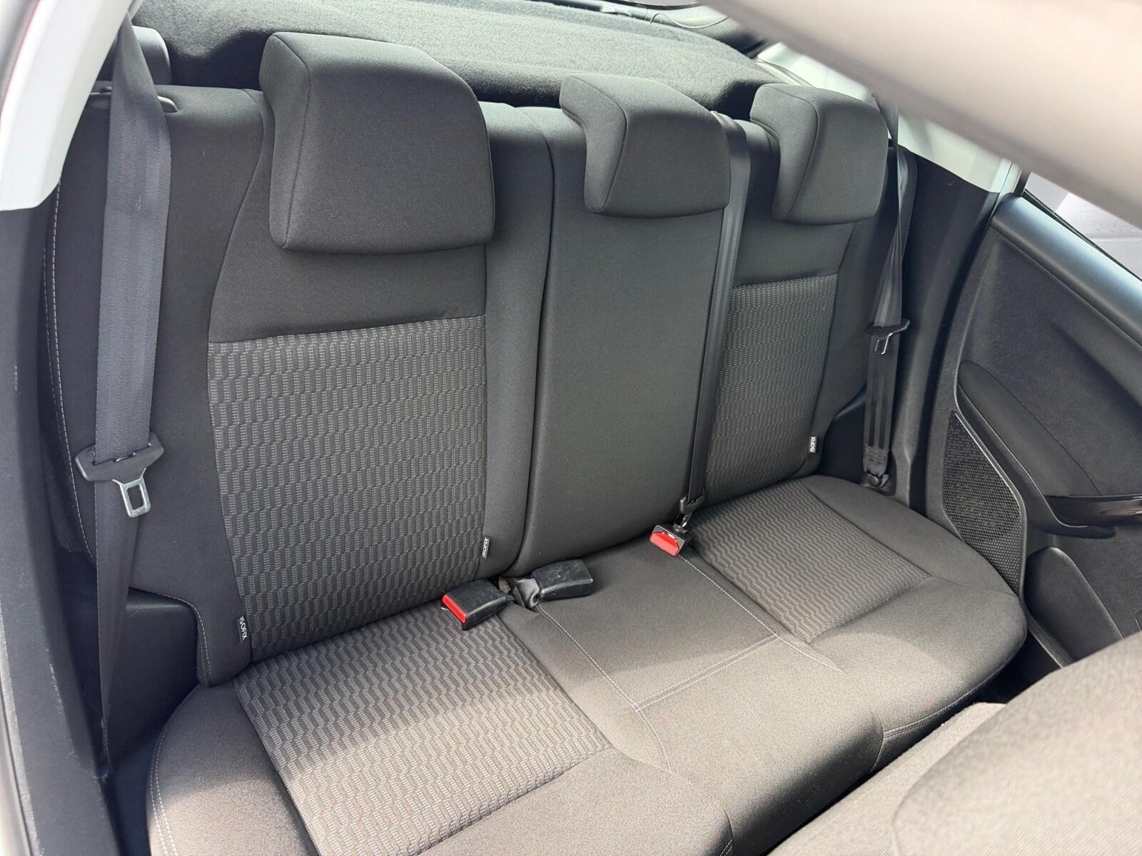 Peugeot 208 view 11
