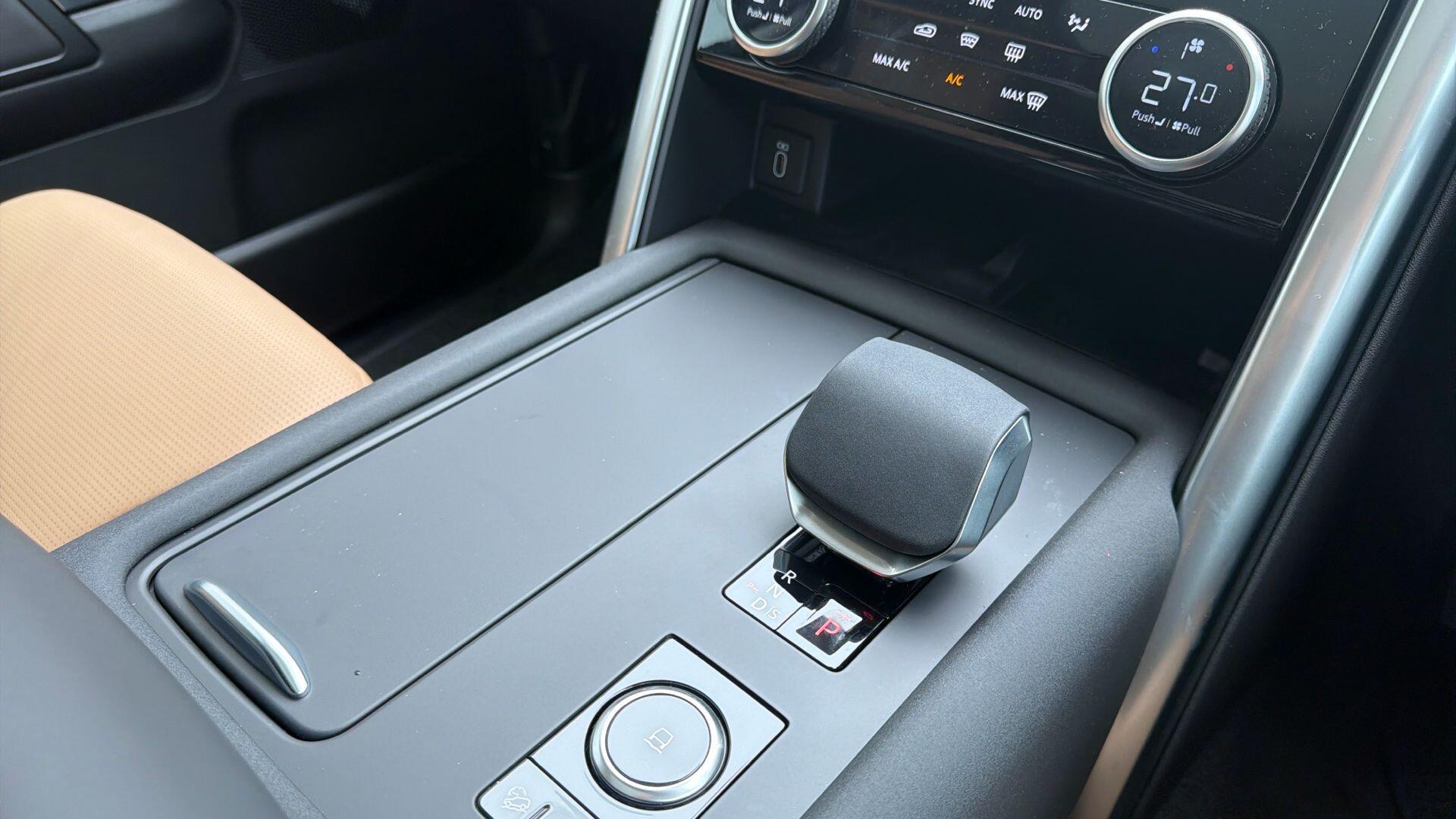 Land Rover Discovery view 19