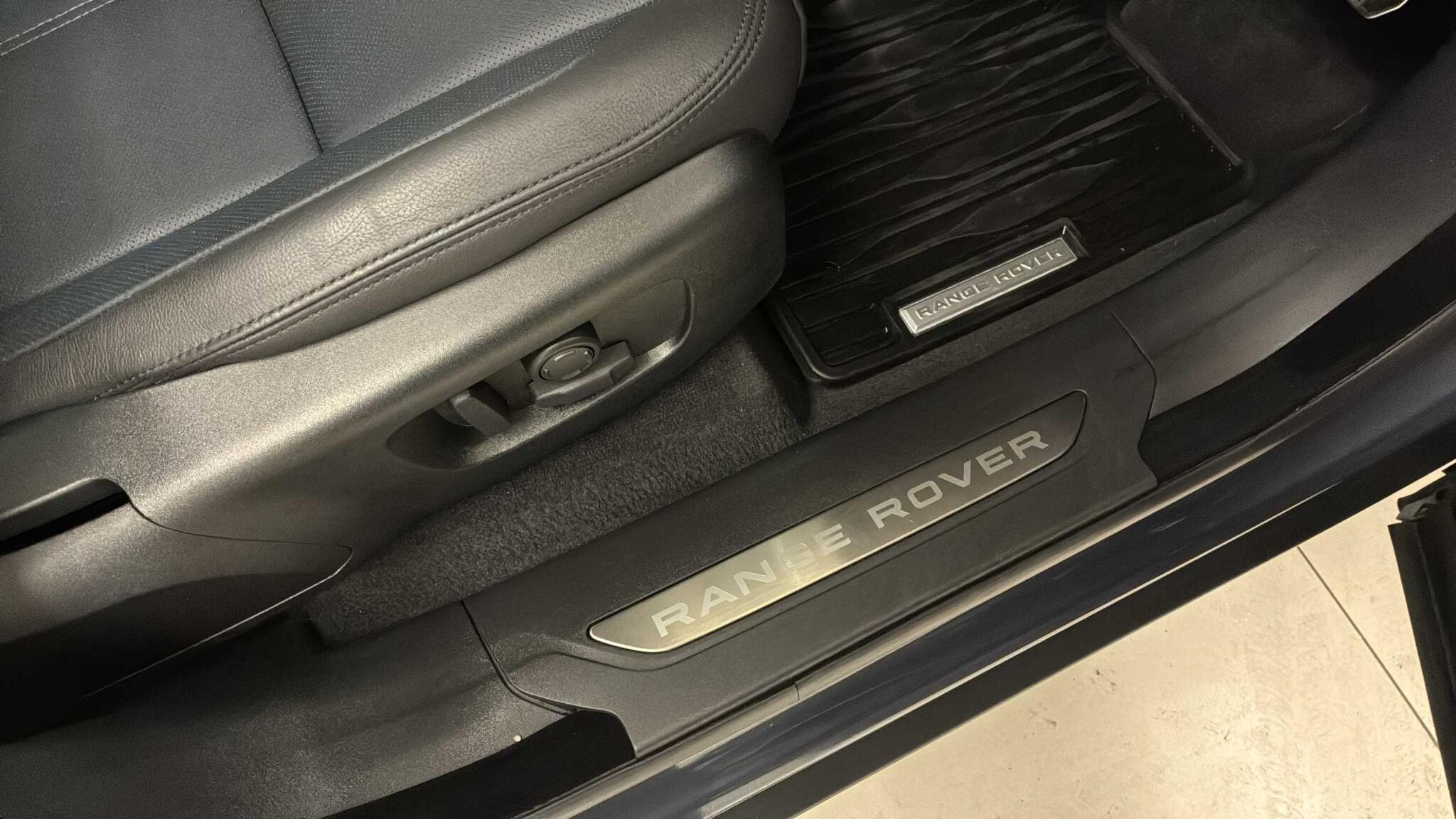 Land Rover Range Rover Velar view 34