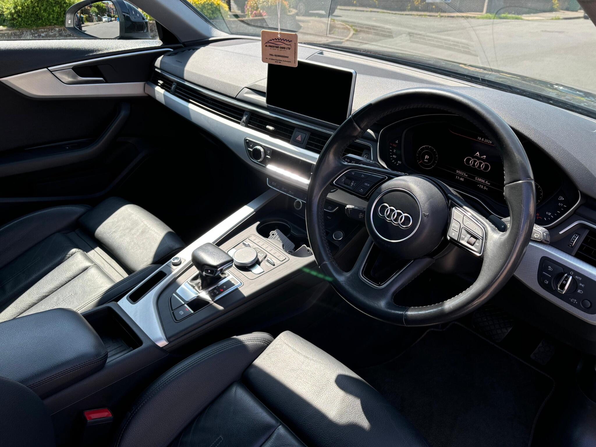 Audi A4 Avant view 3