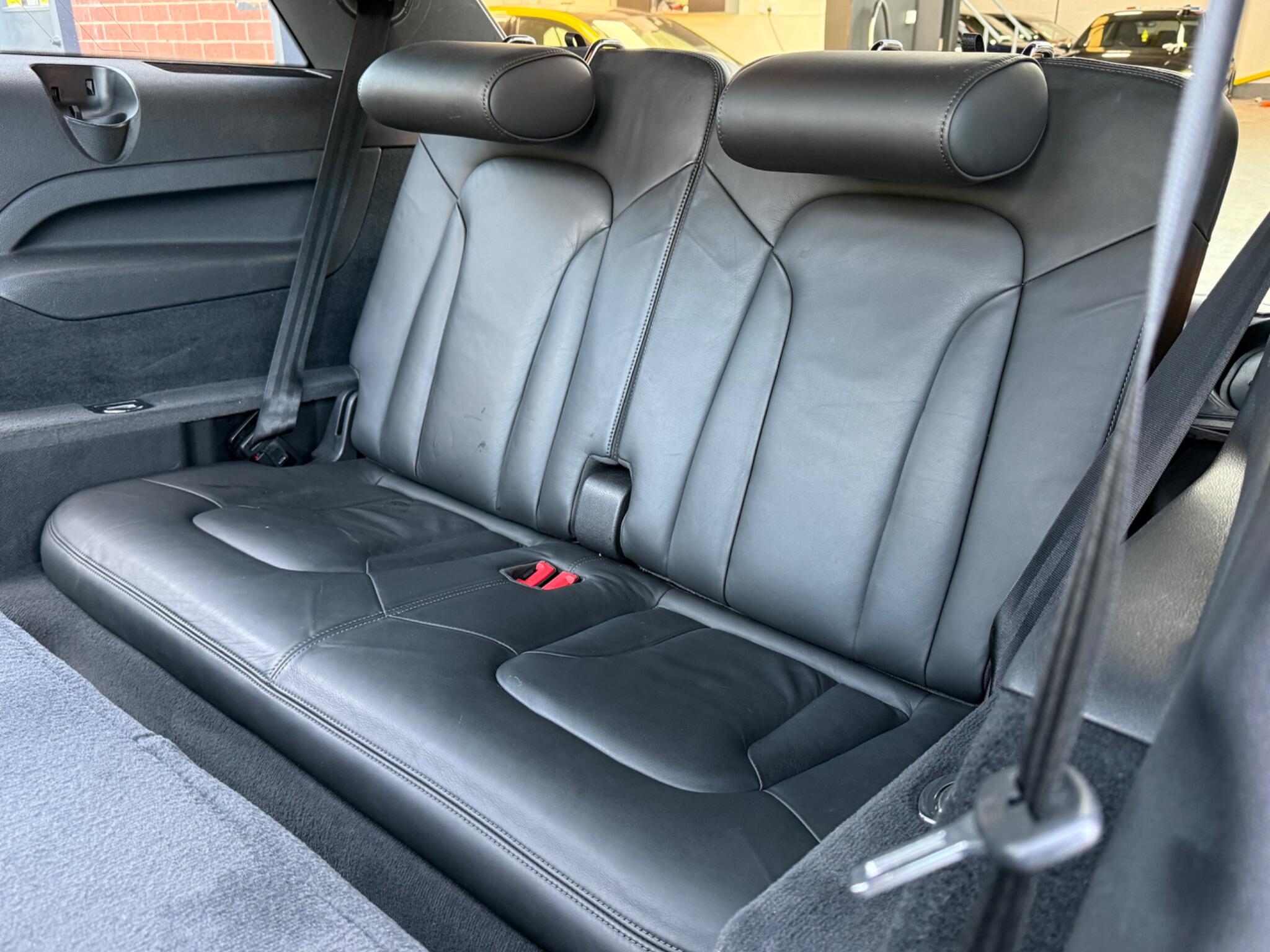 Audi Q7 view 14