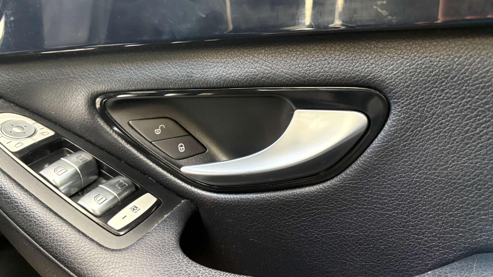 Mercedes-Benz C-Class view 23