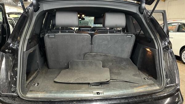 Audi Q7 view 13