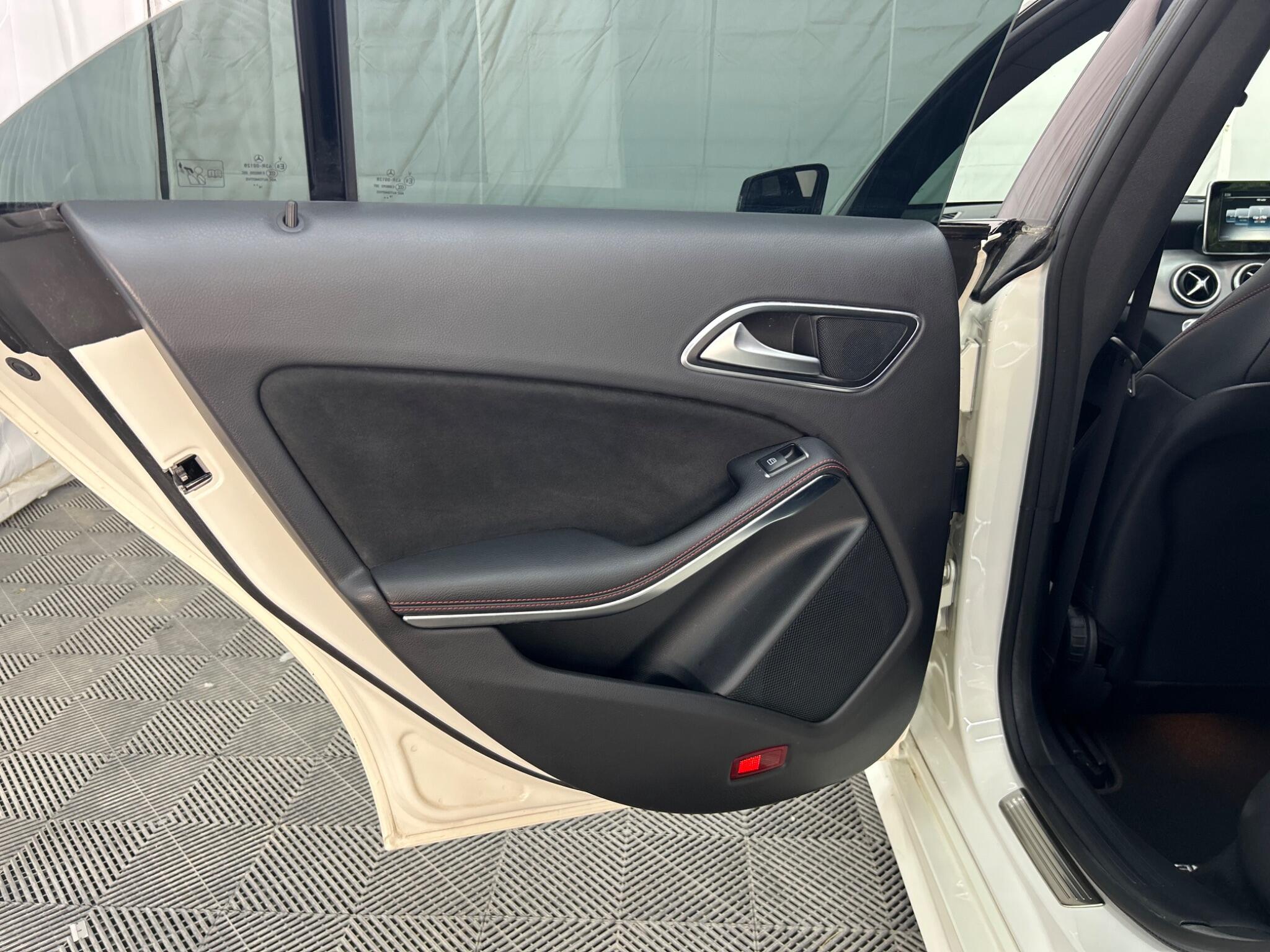 Mercedes-Benz Cla view 31
