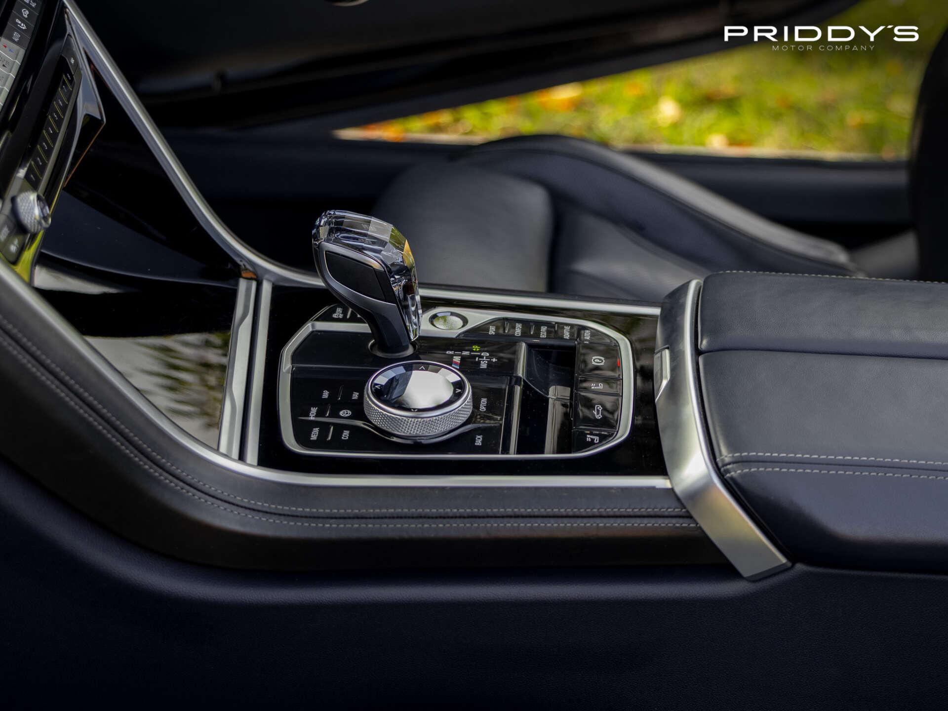 BMW 8 Series view 14