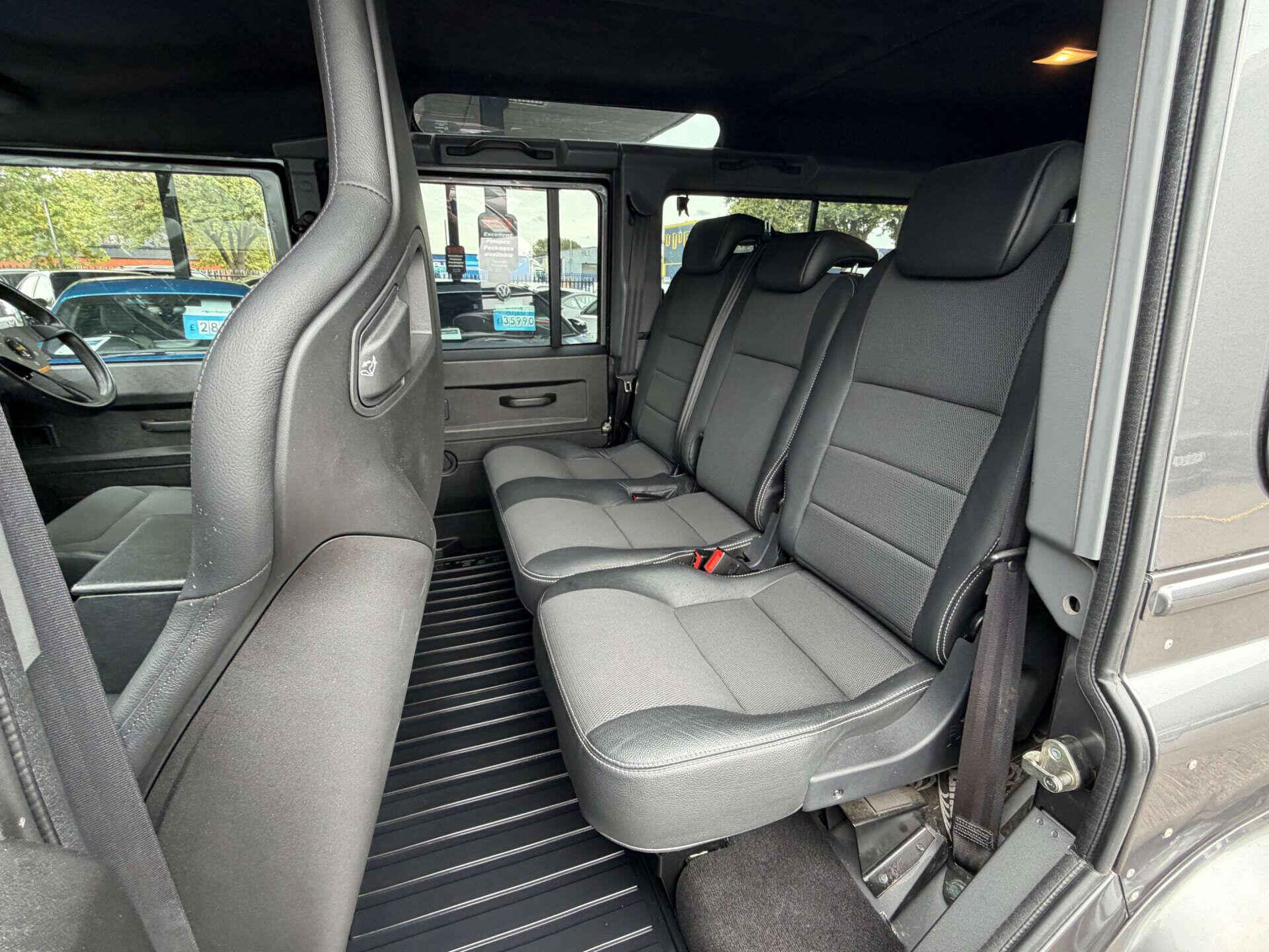 Land Rover Defender 110 view 14