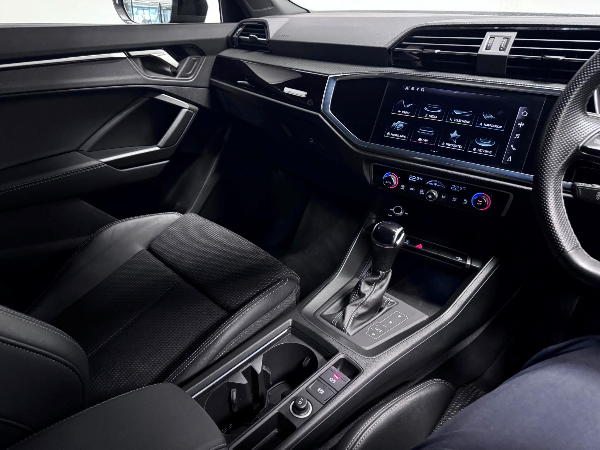 Audi Q3 view 33