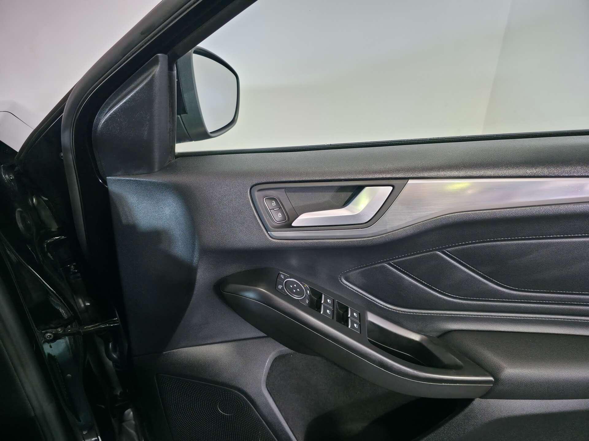Ford Focus view 21
