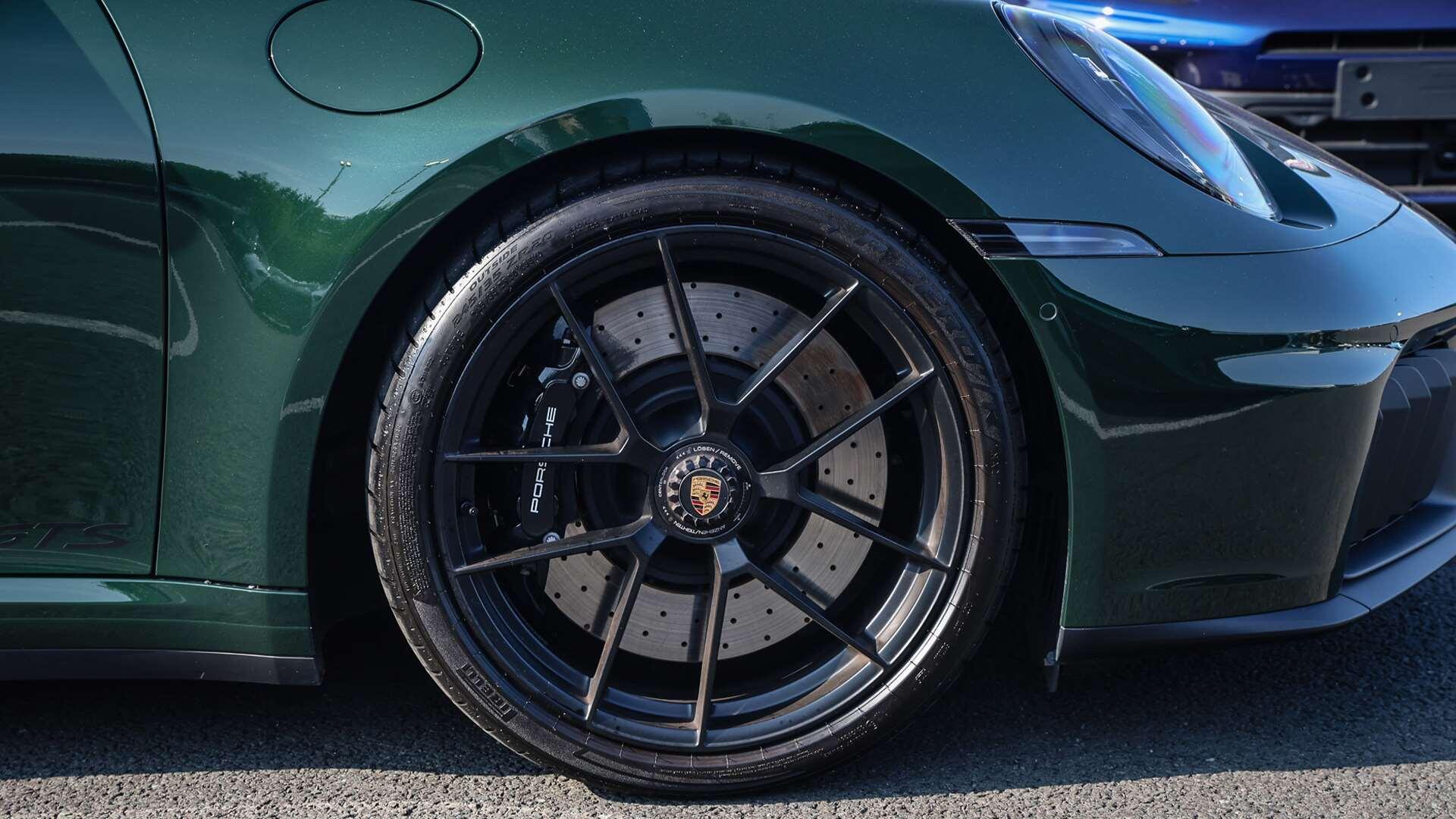 Porsche 911 view 6